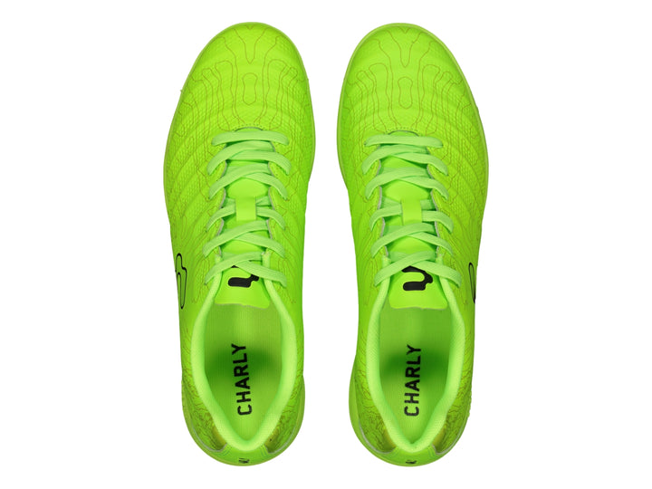 Zapato de fútbol Charly color limón con suela para césped sintético.