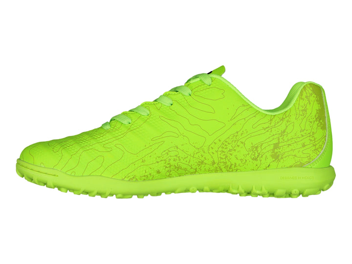 Zapato de fútbol Charly color limón con suela para césped sintético.