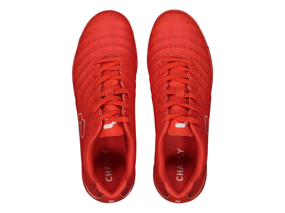 Zapato de fútbol Charly modelo 10 en color rojo con suela para pasto sintético.