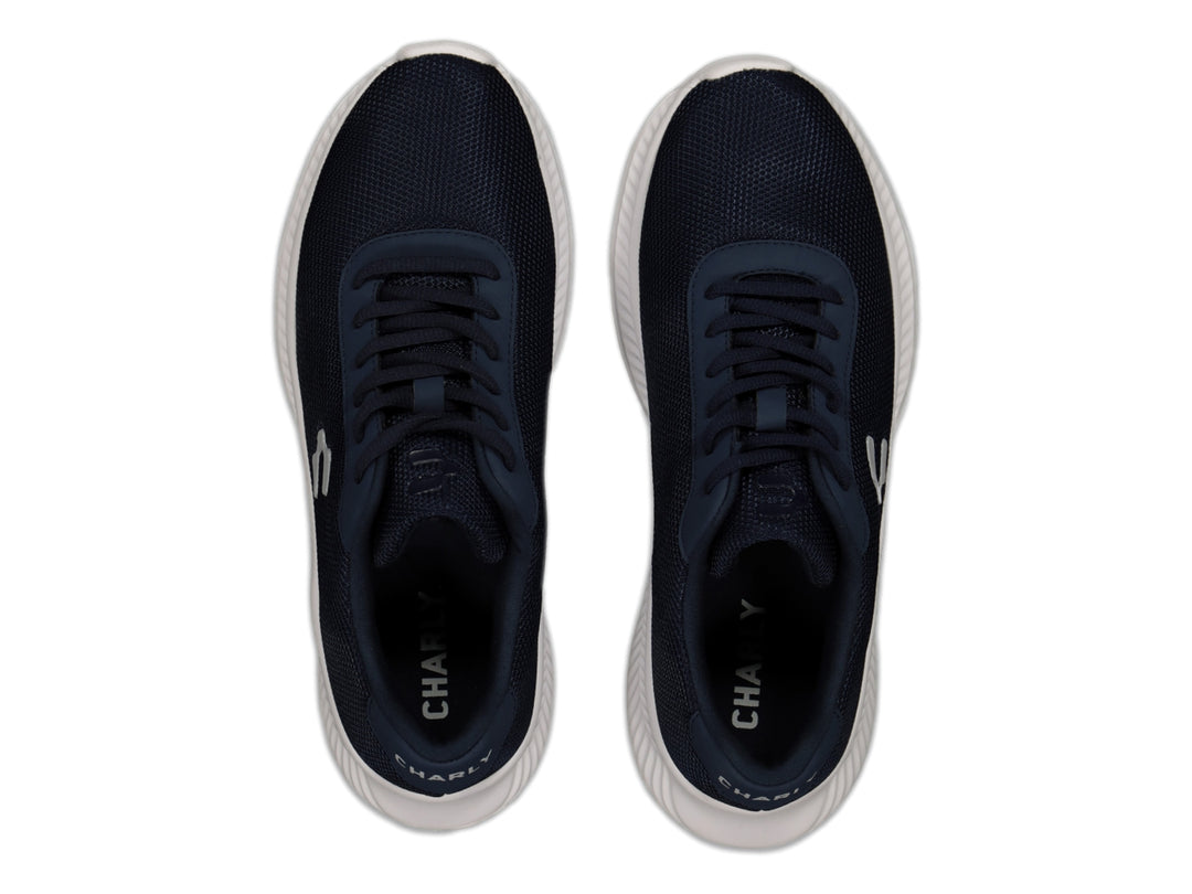 Tenis deportivos Charly en color azul marino con suela blanca y logotipo blanco lateral.