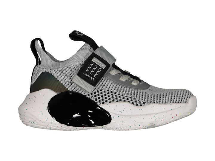 Tenis de baloncesto Charly color gris con suela blanca y detalle de burbuja negra.