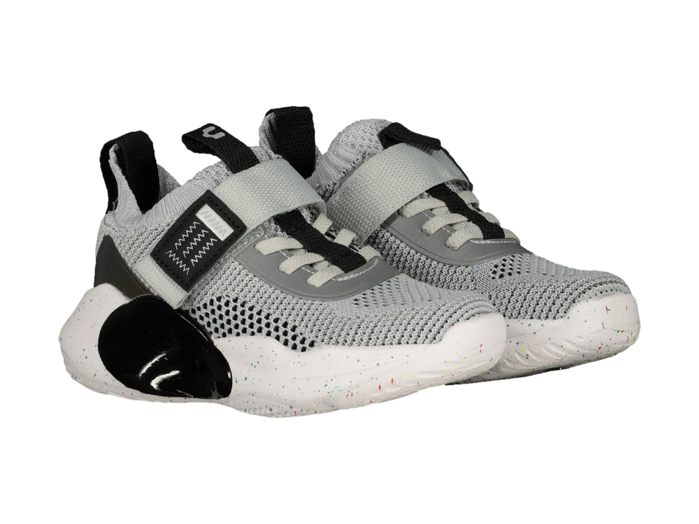 Tenis de baloncesto Charly color gris con suela blanca y detalle de burbuja negra.