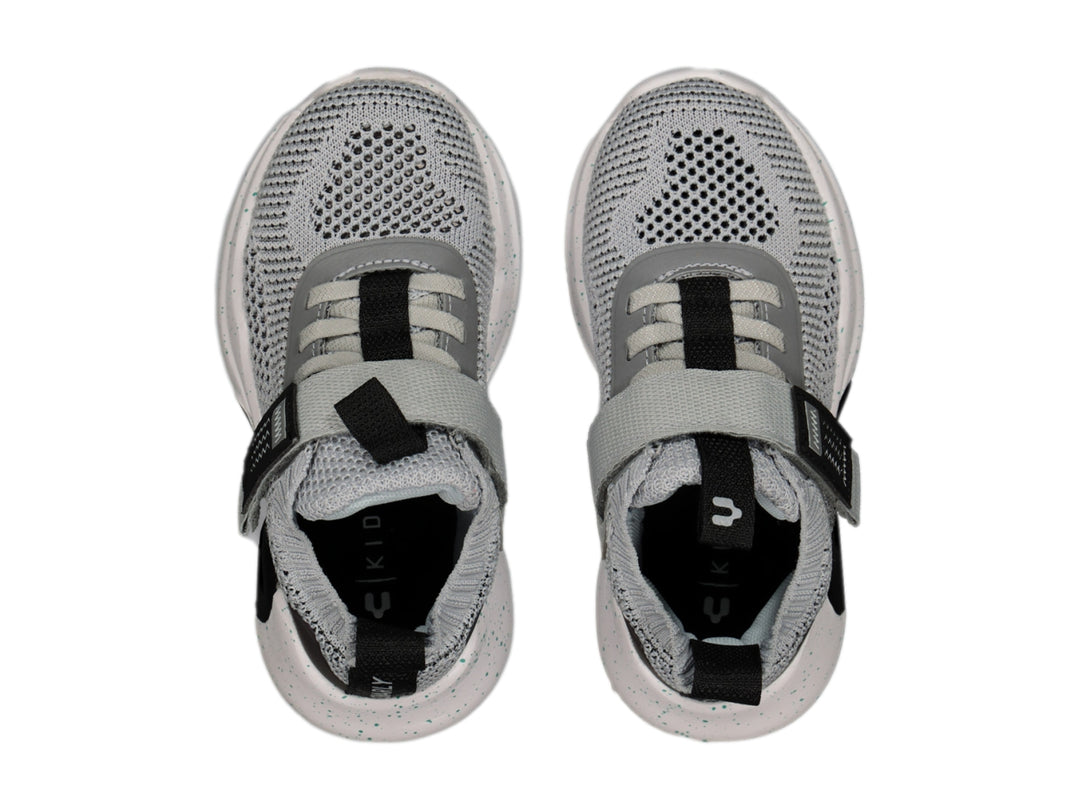 Tenis de baloncesto Charly color gris con suela blanca y detalle de burbuja negra.