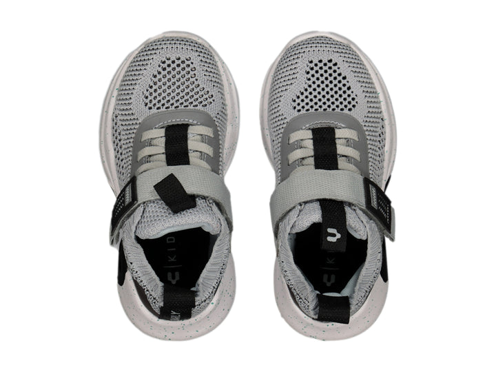 Tenis de baloncesto Charly color gris con suela blanca y detalle de burbuja negra.