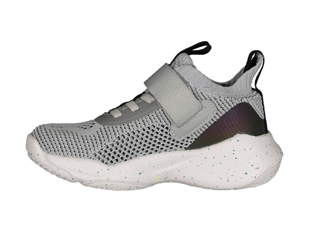 Tenis de baloncesto Charly color gris con suela blanca y detalle de burbuja negra.