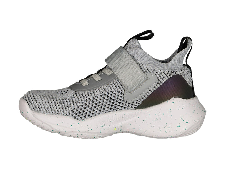 Tenis de baloncesto Charly color gris con suela blanca y detalle de burbuja negra.