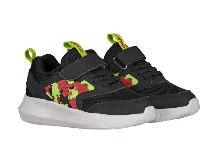 Tenis deportivos Charly color negro con suela blanca y detalles gráficos en verde neón y rojo.