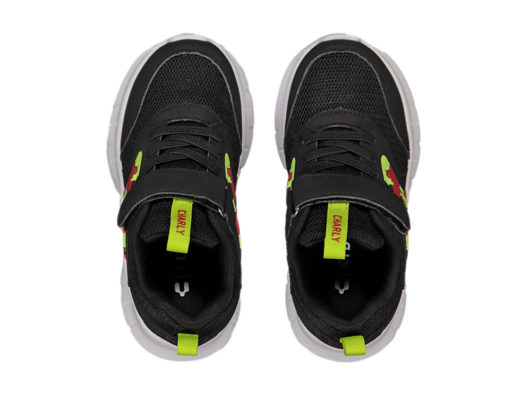 Tenis deportivos Charly color negro con suela blanca y detalles gráficos en verde neón y rojo.