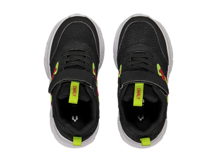 Tenis deportivos Charly color negro con suela blanca y detalles gráficos en verde neón y rojo.