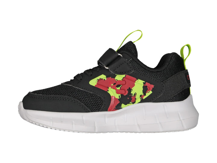 Tenis deportivos Charly color negro con suela blanca y detalles gráficos en verde neón y rojo.