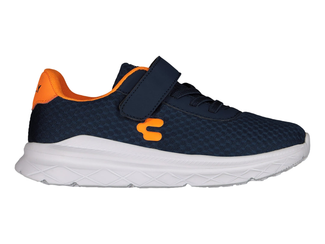 Tenis deportivos Charly para niño en color azul marino con detalles naranjas y suela blanca.