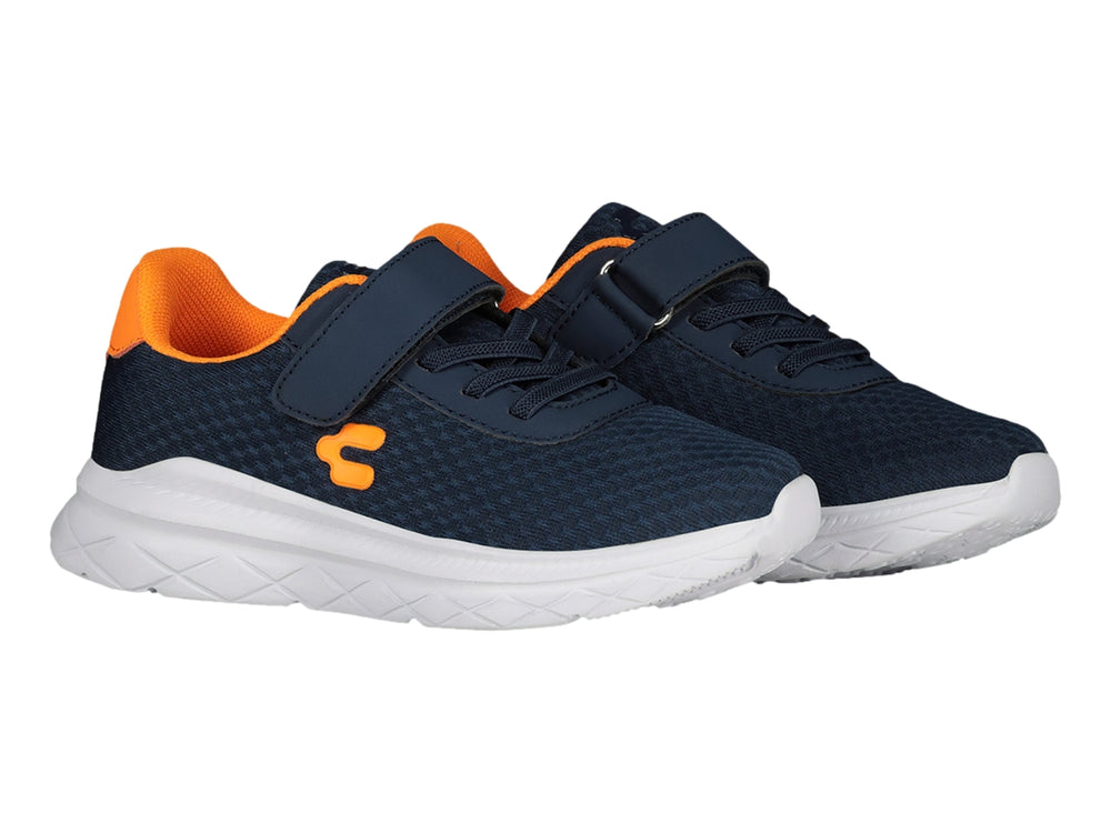 Tenis deportivos Charly para niño en color azul marino con detalles naranjas y suela blanca.