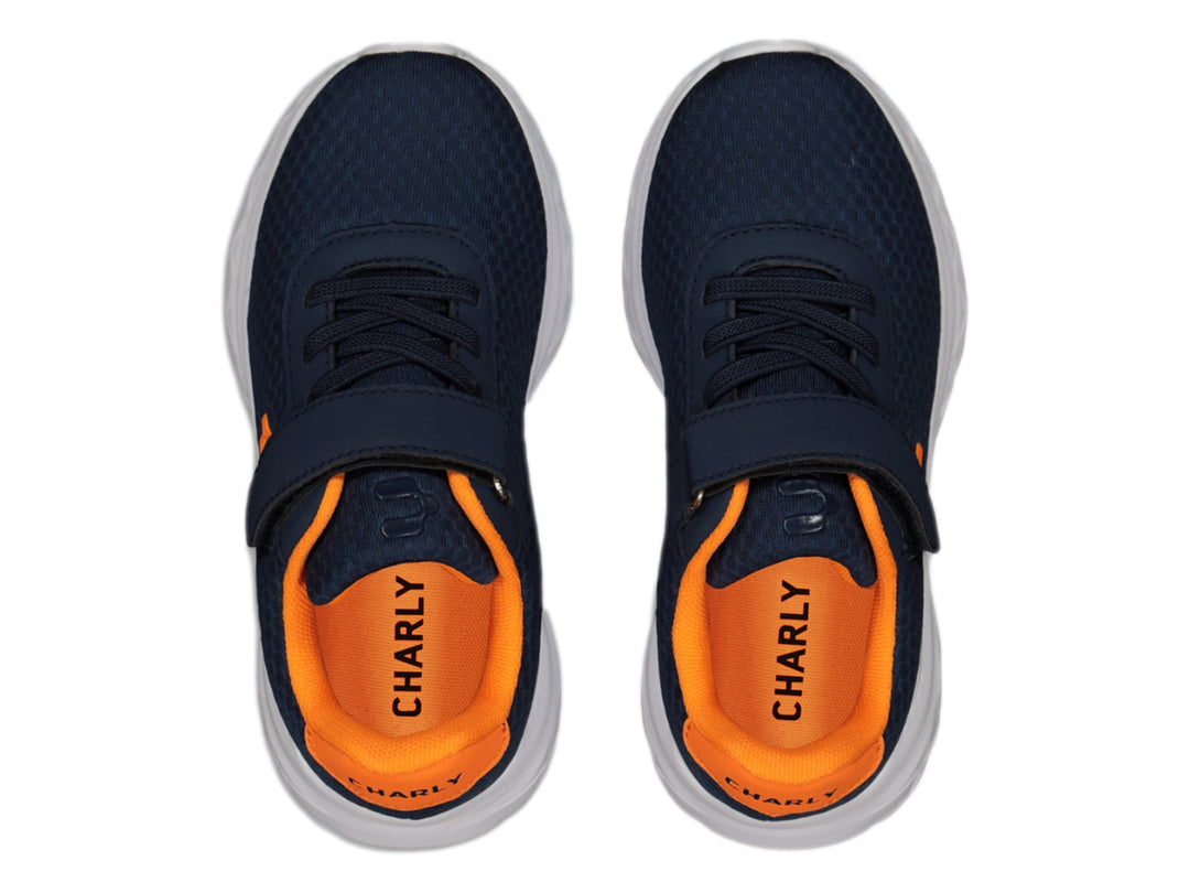 Tenis deportivos Charly para niño en color azul marino con detalles naranjas y suela blanca.