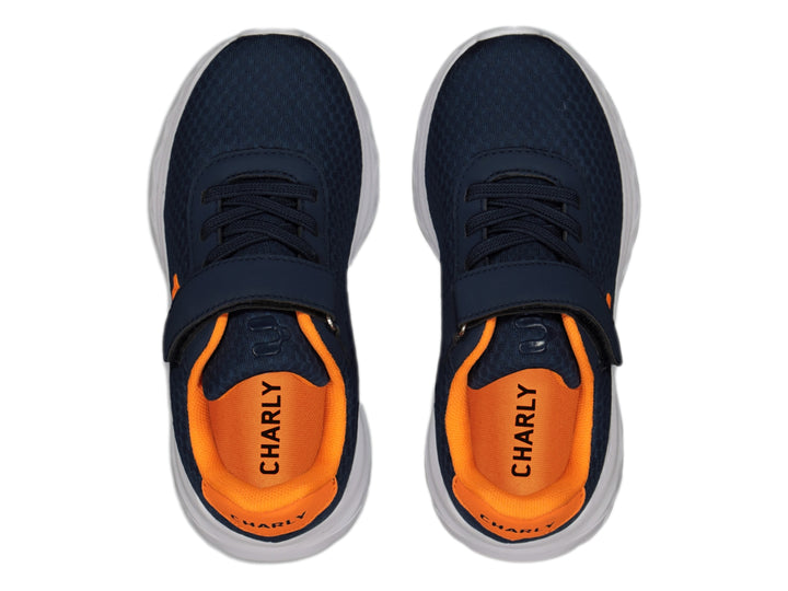 Tenis deportivos Charly para niño en color azul marino con detalles naranjas y suela blanca.