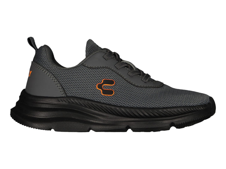 Tenis deportivos Charly color gris oscuro con suela negra y detalle naranja en el costado.