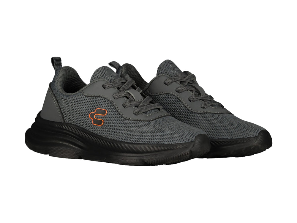 Tenis deportivos Charly color gris oscuro con suela negra y detalle naranja en el costado.