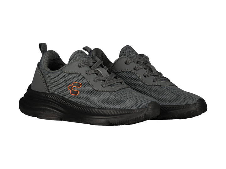 Tenis deportivos Charly color gris oscuro con suela negra y detalle naranja en el costado.
