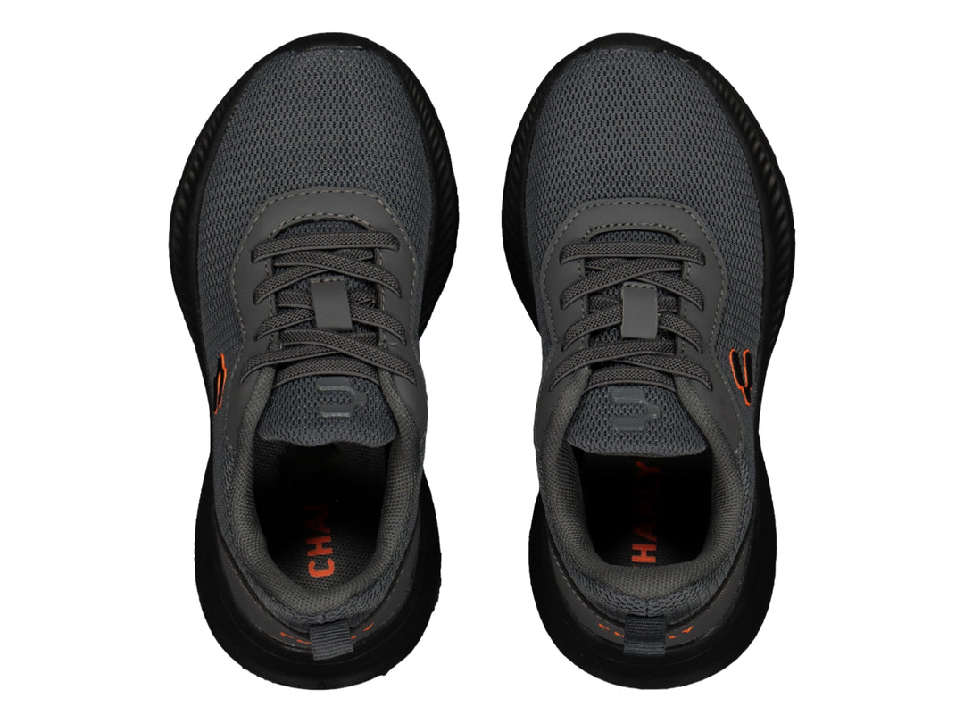 Tenis deportivos Charly color gris oscuro con suela negra y detalle naranja en el costado.