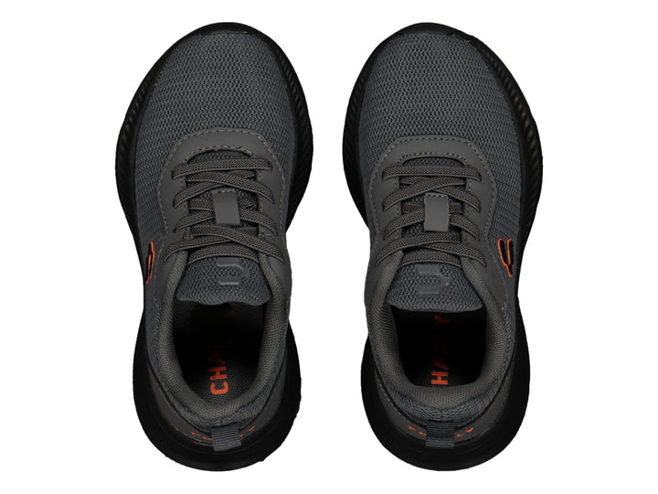 Tenis deportivos Charly color gris oscuro con suela negra y detalle naranja en el costado.