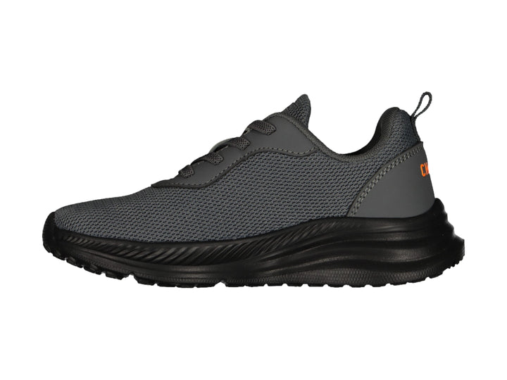 Tenis deportivos Charly color gris oscuro con suela negra y detalle naranja en el costado.