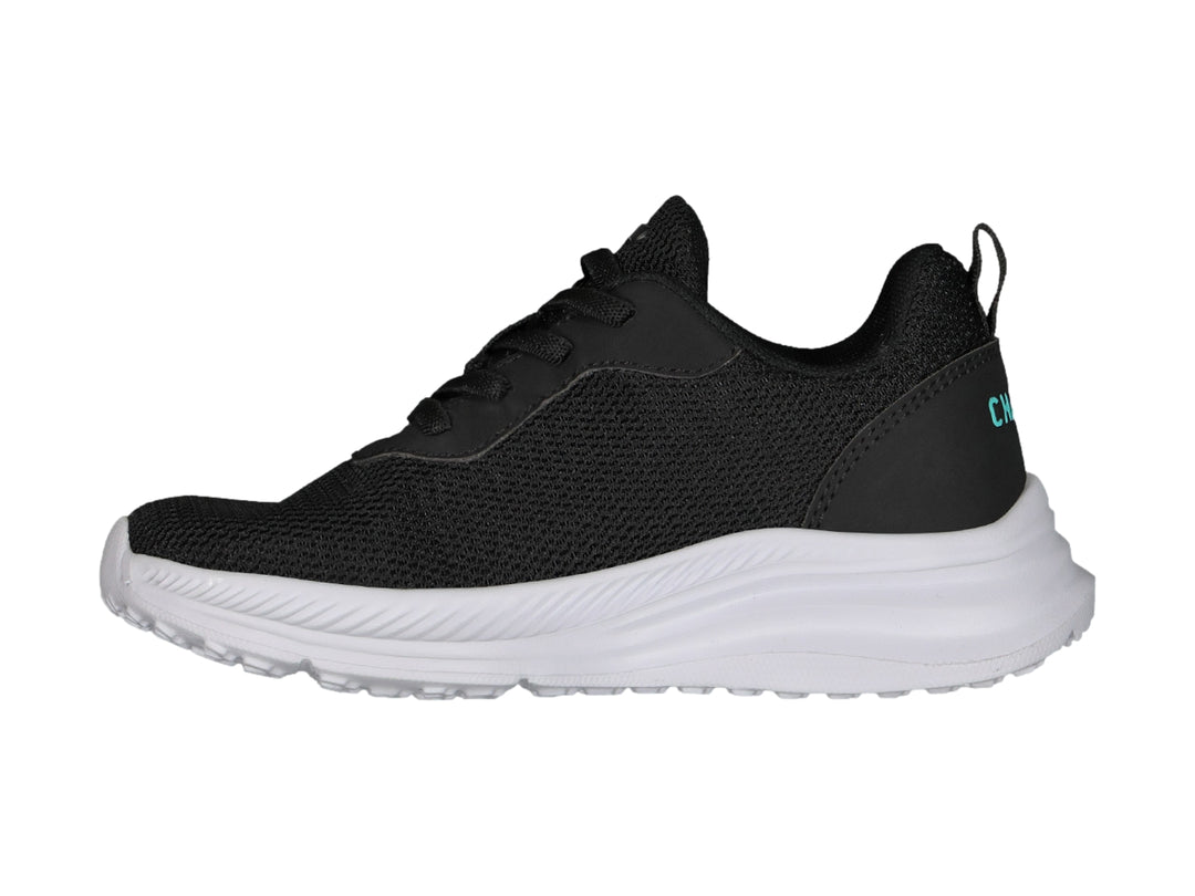 Tenis deportivos Charly en color negro con suela blanca y detalle aqua en el lateral.