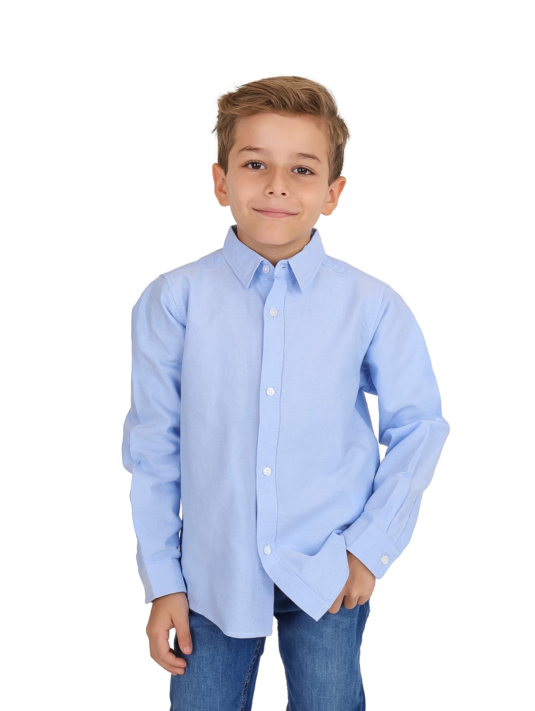 Niño vistiendo una camisa de manga larga color azul claro.