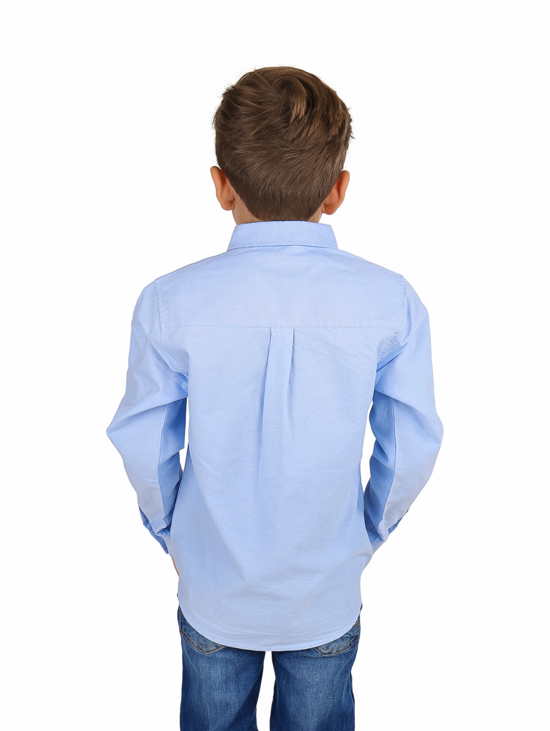 Niño vistiendo una camisa de manga larga color azul claro.