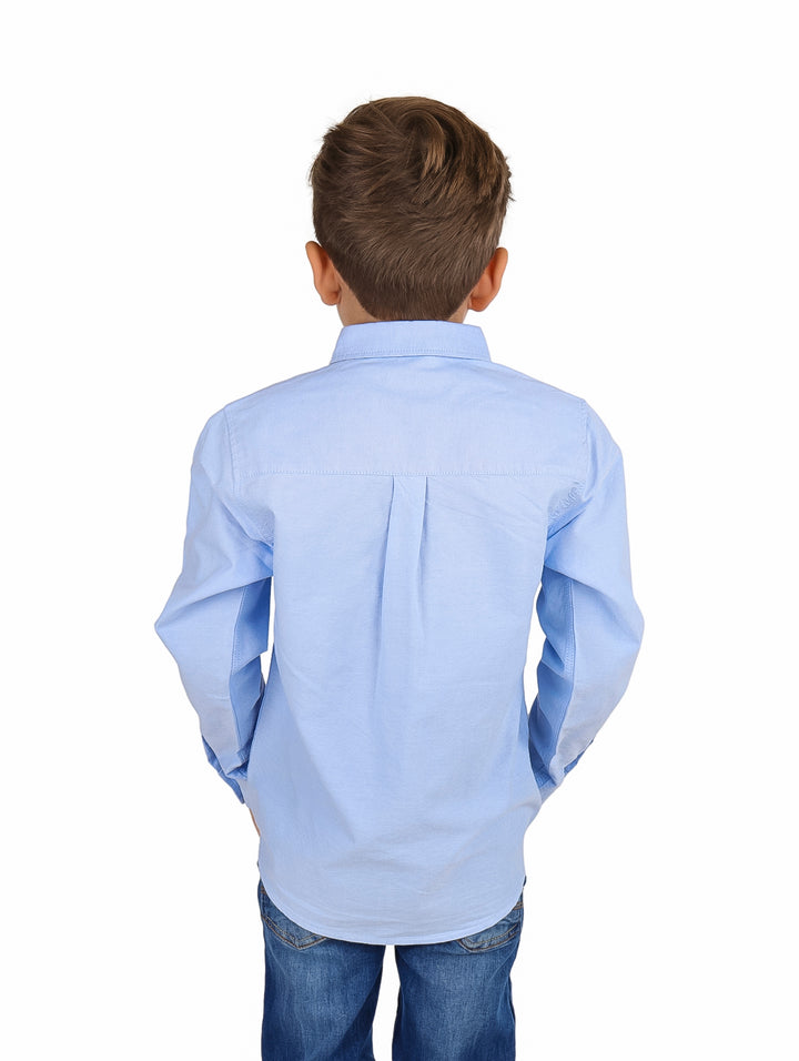 Niño vistiendo una camisa de manga larga color azul claro.