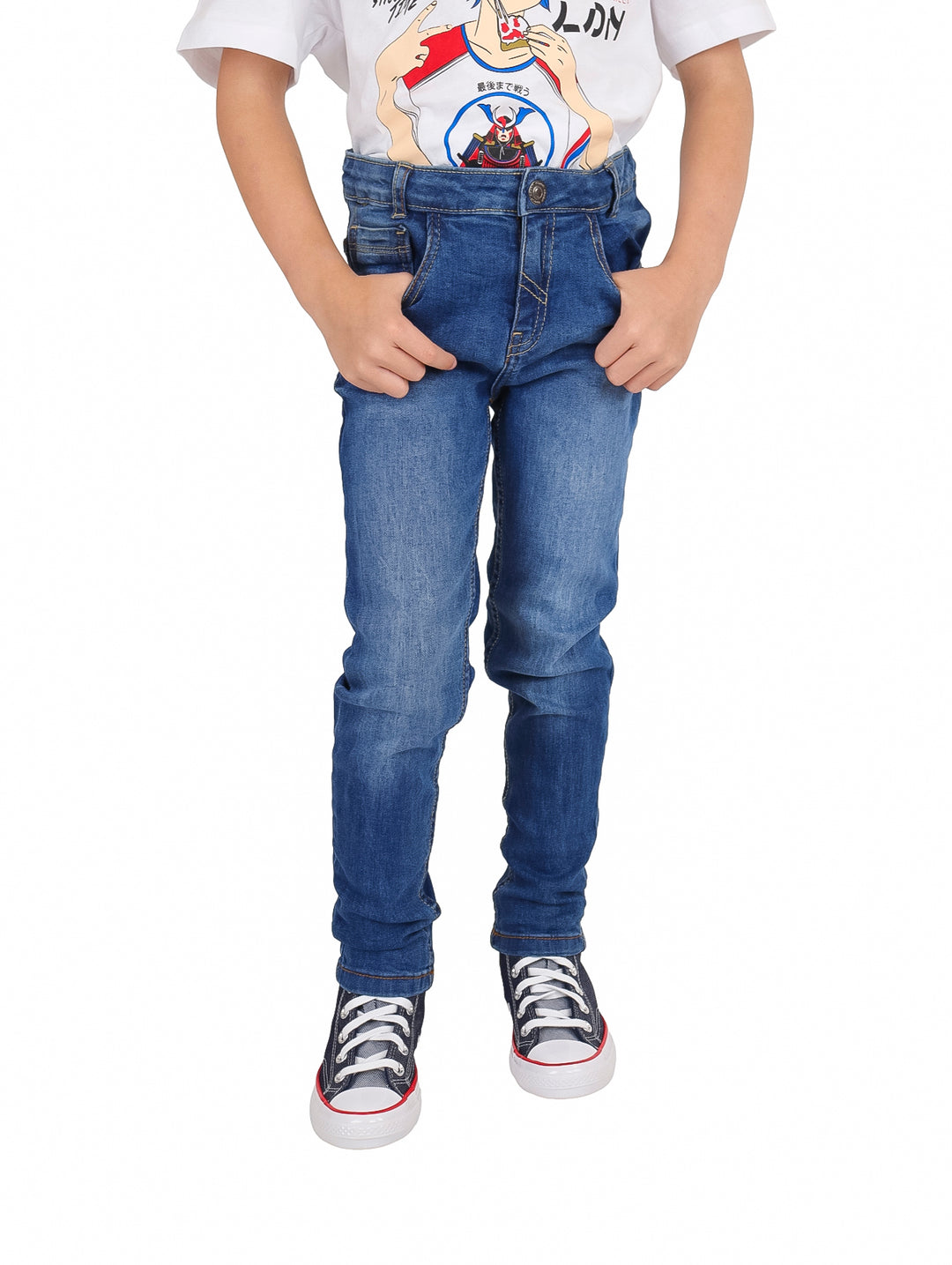 Pantalones jeans para niño en color azul denim medio, corte recto y estilo casual.
