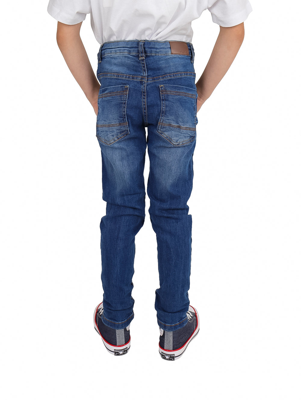 Pantalones jeans para niño en color azul denim medio, corte recto y estilo casual.
