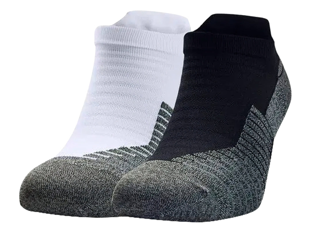 Par de calcetines deportivos Under Armour, uno blanco y otro negro con detalles en gris en la punta y talón.