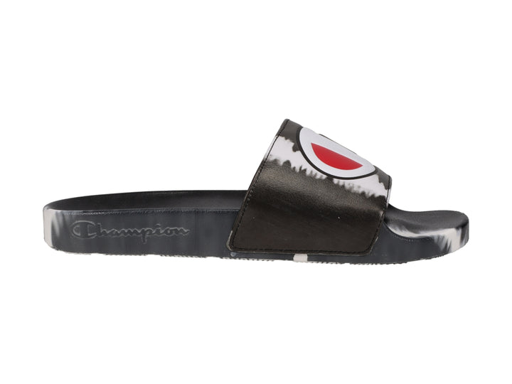 Sandalia Champion con diseño tie-dye en colores negro y blanco, correa ancha y suela plana.