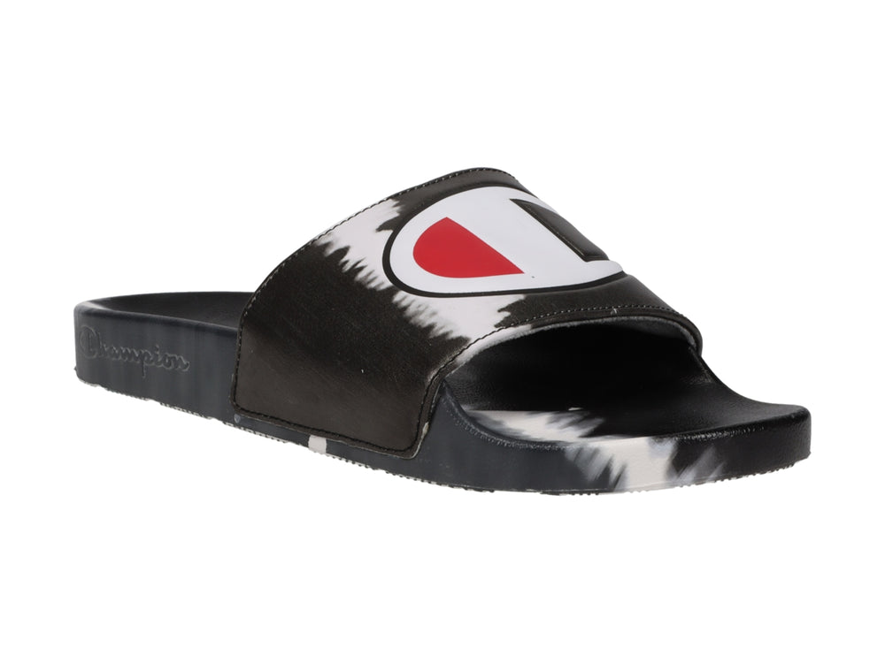 Sandalia Champion con diseño tie-dye en colores negro y blanco, correa ancha y suela plana.
