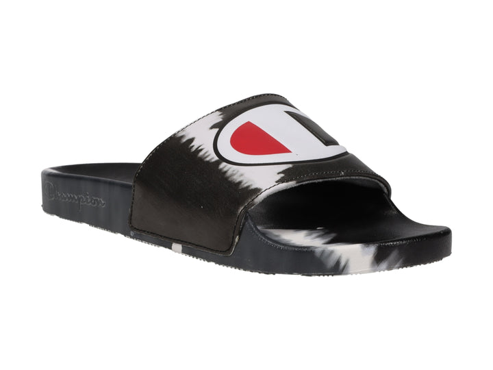Sandalia Champion con diseño tie-dye en colores negro y blanco, correa ancha y suela plana.