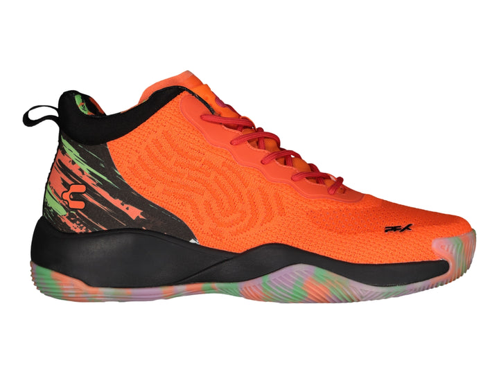 Tenis de baloncesto Charly color naranja y negro con detalles en la suela multicolor.