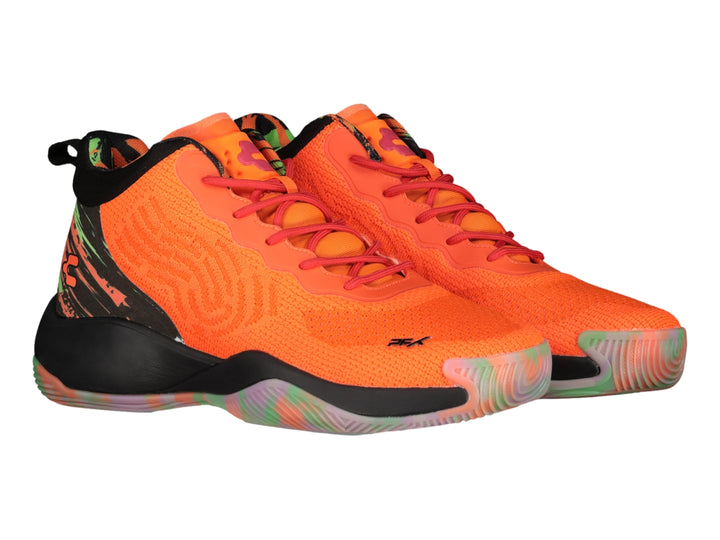 Tenis de baloncesto Charly color naranja y negro con detalles en la suela multicolor.