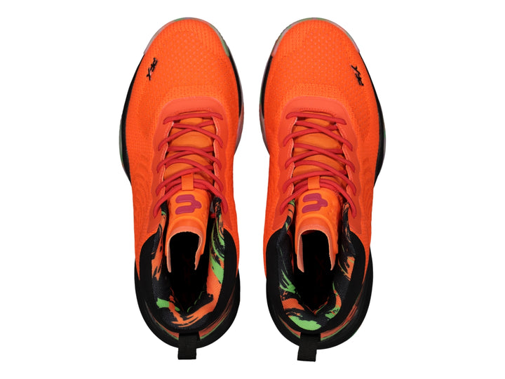 Tenis de baloncesto Charly color naranja y negro con detalles en la suela multicolor.