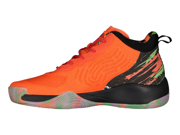 Tenis de baloncesto Charly color naranja y negro con detalles en la suela multicolor.