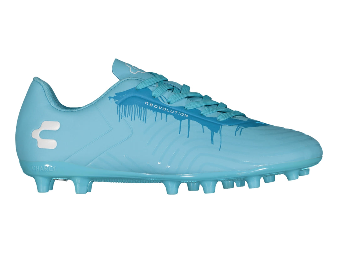 Zapato de fútbol Charly color azul celeste con suela de tacos para pasto natural.