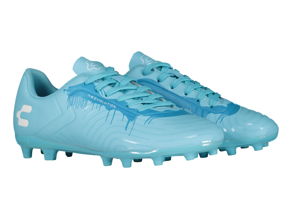 Zapato de fútbol Charly color azul celeste con suela de tacos para pasto natural.