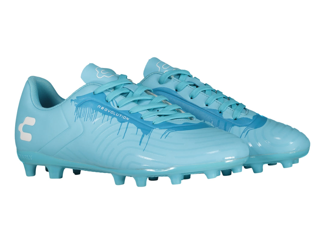 Zapato de fútbol Charly color azul celeste con suela de tacos para pasto natural.
