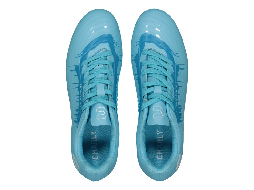 Zapato de fútbol Charly color azul celeste con suela de tacos para pasto natural.