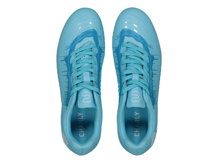 Zapato de fútbol Charly color azul celeste con suela de tacos para pasto natural.
