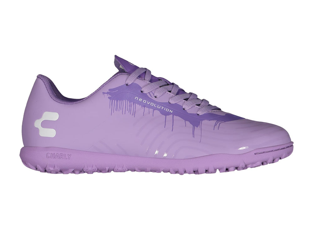 Par de zapatos de fútbol Charly color lila con suela para pasto sintético y acabado brillante.