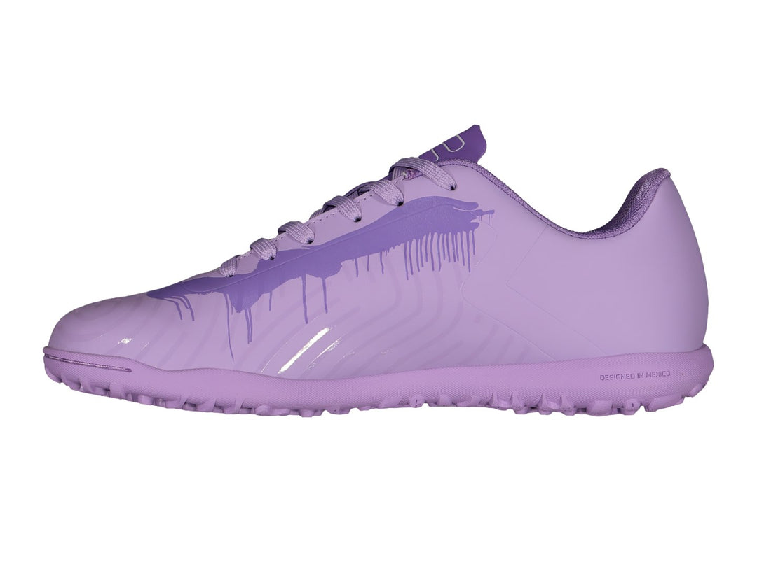 Par de zapatos de fútbol Charly color lila con suela para pasto sintético y acabado brillante.