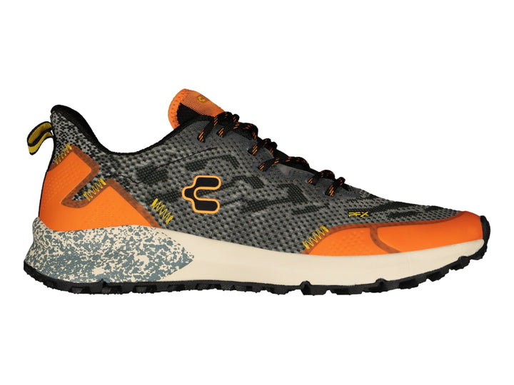 Tenis deportivos Charly en color gris con detalles en naranja, suela blanca y negra.