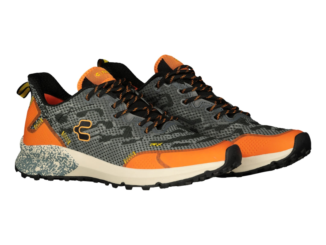 Tenis deportivos Charly en color gris con detalles en naranja, suela blanca y negra.