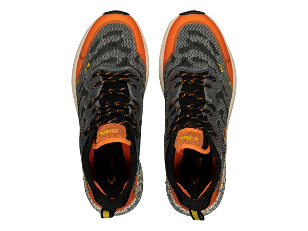 Tenis deportivos Charly en color gris con detalles en naranja, suela blanca y negra.