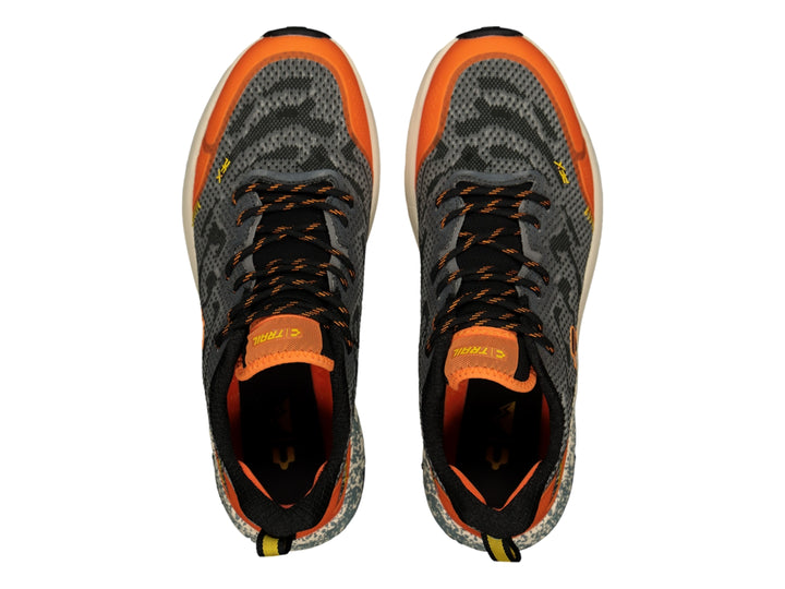 Tenis deportivos Charly en color gris con detalles en naranja, suela blanca y negra.