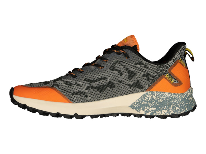 Tenis deportivos Charly en color gris con detalles en naranja, suela blanca y negra.